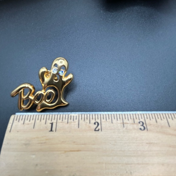 Vintage Avon . 1990 Avon Gleeful Ghost "BOO" Hat  Pin Goldtone Halloween Brooch - Picture 4 of 5